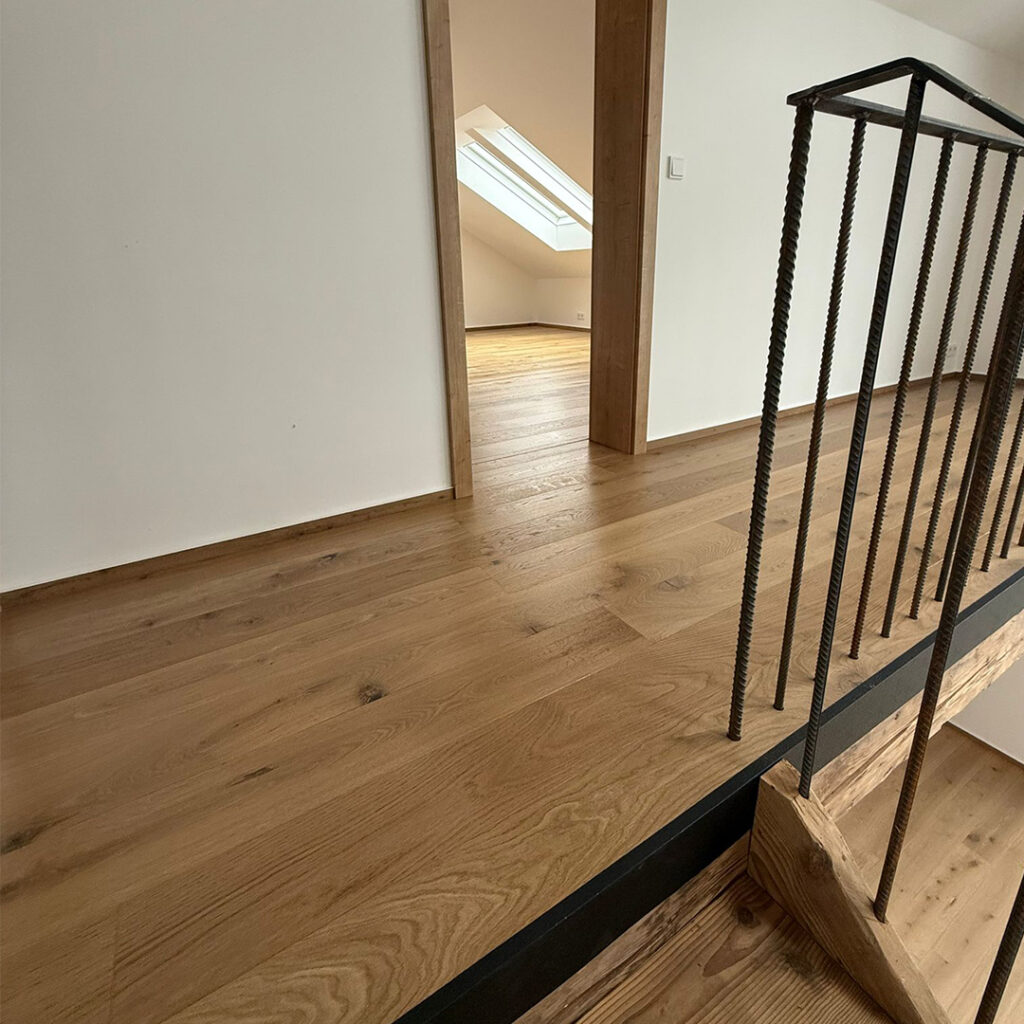 ein Bild von einem Gang mit Holzboden