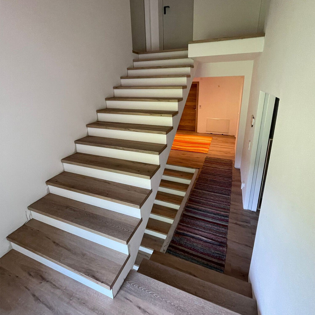 Ein Bild von einer modernen Holzatiege