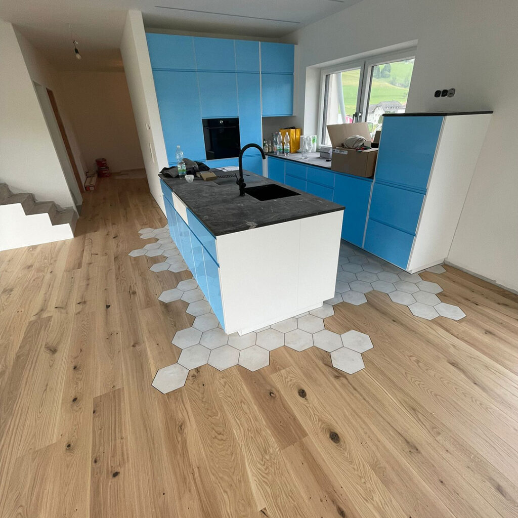 Eine moderne Küche mit Fliesen und Holzboden