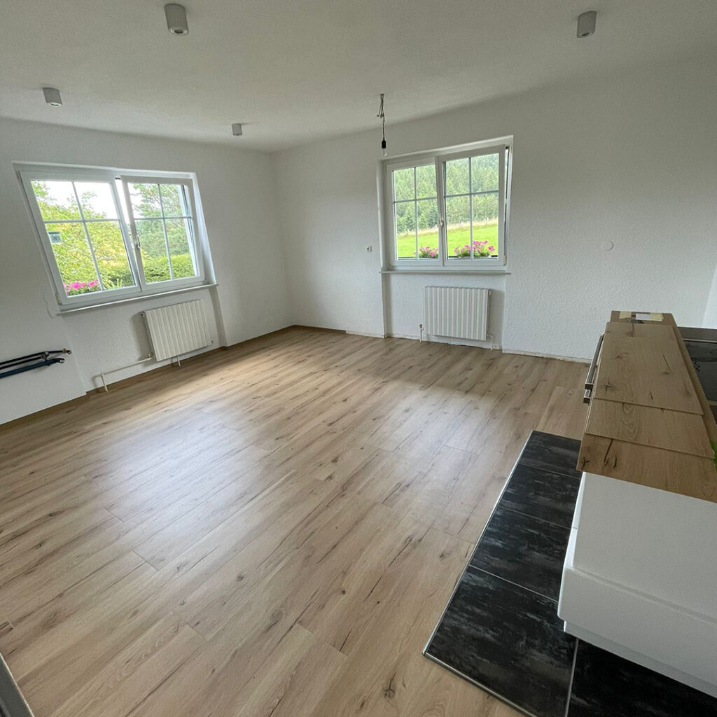 ein Bild von einem Zimmer mit Holzboden