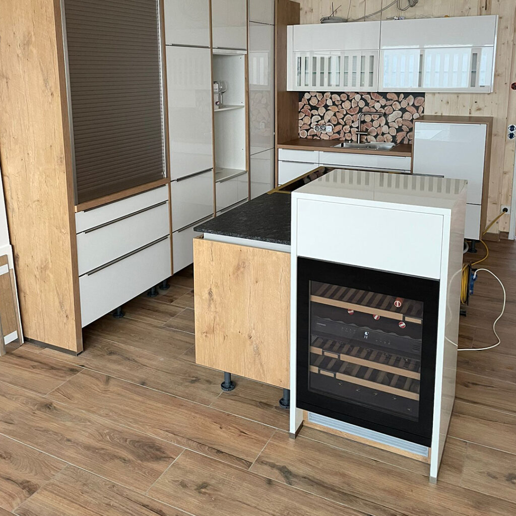 ein Bild von einer Küche mit Holzboden und Holz Küchengeräten